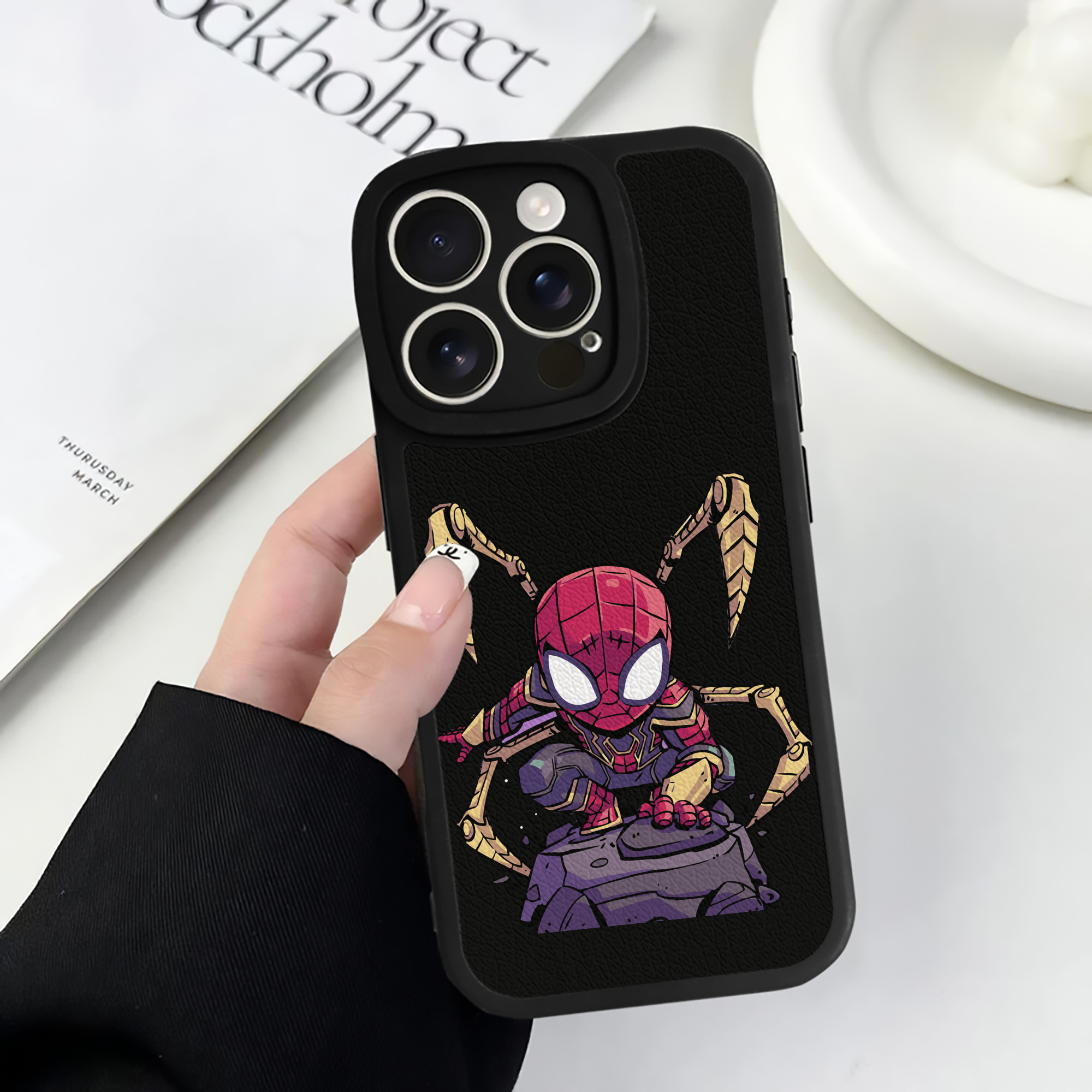 （画像用） アベンジャーズ The Avengers 【iPhone 16シリーズ対応】シリコンスマホケース（レザー調） 材質：シリコン